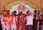 जब आसमान से हुई फूलों की बारिश, महिलाओं को मिली सिलाई मशीन