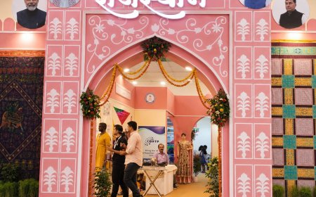 दिल्ली में बस गई 'Pink City'! Ajmeri Gate की भव्य झलक और Bagru Print Live Demo ने Bharat Tex 2026 में लूटी महफिल