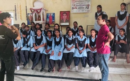 प्रयागराज के निर्देशक ने गांधी नगर स्कूल में रचा रंगमंच का जादू, बच्चों में दिखा गजब का उत्साह