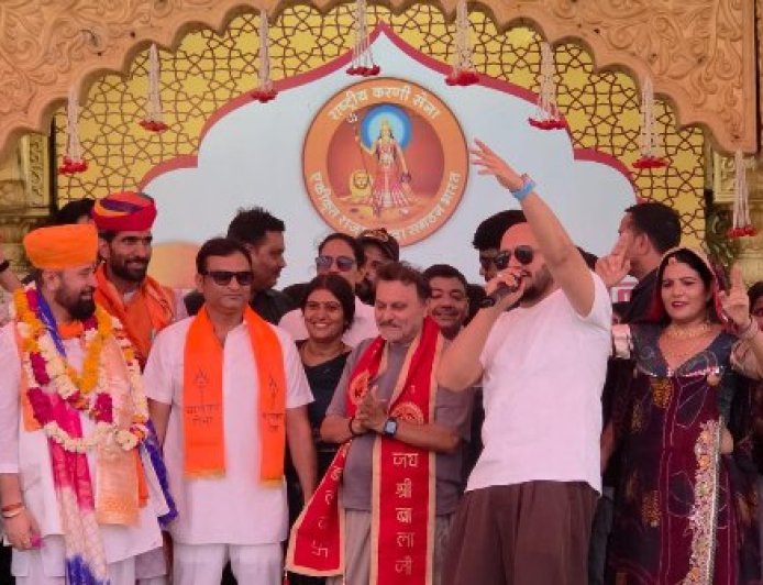 जब आसमान से हुई फूलों की बारिश, महिलाओं को मिली सिलाई मशीन