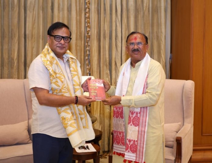 स्पीकर देवनानी ने CM हिमंता बिस्वा सरमा को भेंट की खास किताब, फिर मां कामाख्या के दरबार में मांगी दुआ