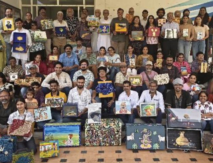 जब घर की पुरानी "संदूक" बन गई कैनवास — 100 चित्रकारों ने रंगों से लिखी विरासत की कहानी