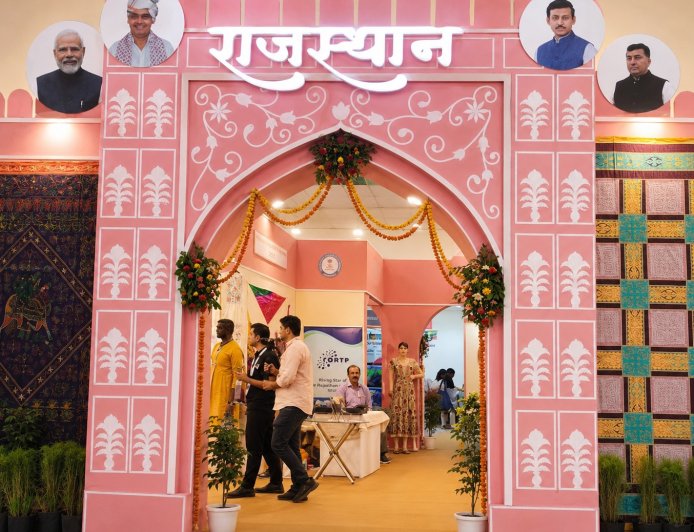 दिल्ली में बस गई 'Pink City'! Ajmeri Gate की भव्य झलक और Bagru Print Live Demo ने Bharat Tex 2026 में लूटी महफिल