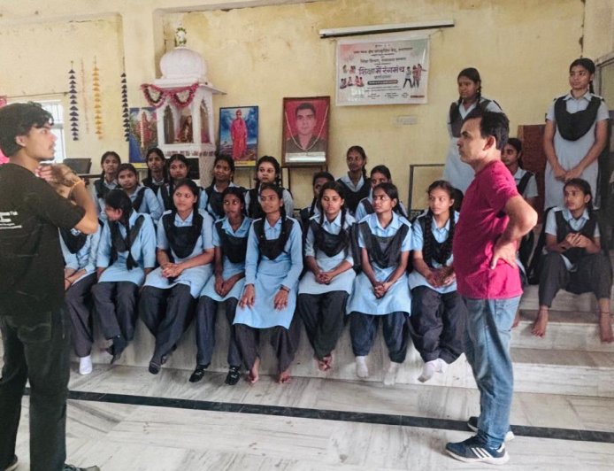 प्रयागराज के निर्देशक ने गांधी नगर स्कूल में रचा रंगमंच का जादू, बच्चों में दिखा गजब का उत्साह