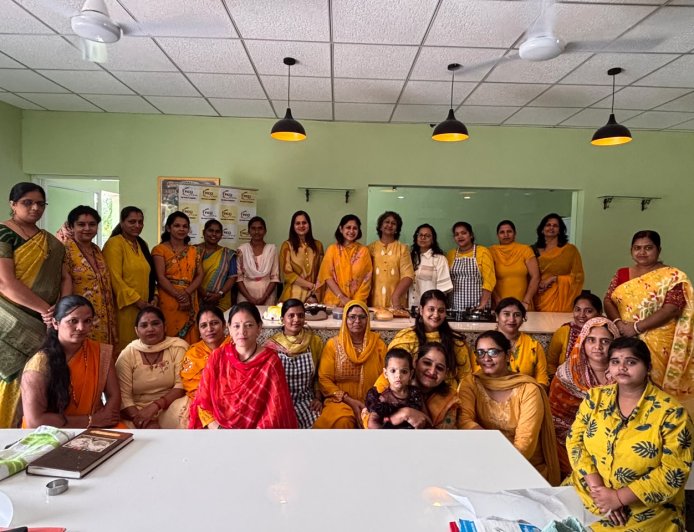 केक से लेकर बिजनेस तक — फौजी परिवारों की महिलाओं ने 5 दिन में सीखा ऐसा हुनर, अब खोलेंगी अपनी बेकरी