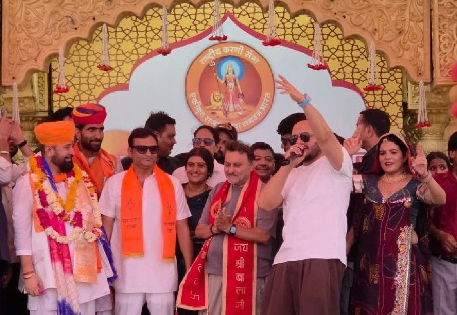 जब आसमान से हुई फूलों की बारिश, महिलाओं को मिली सिलाई मशीन