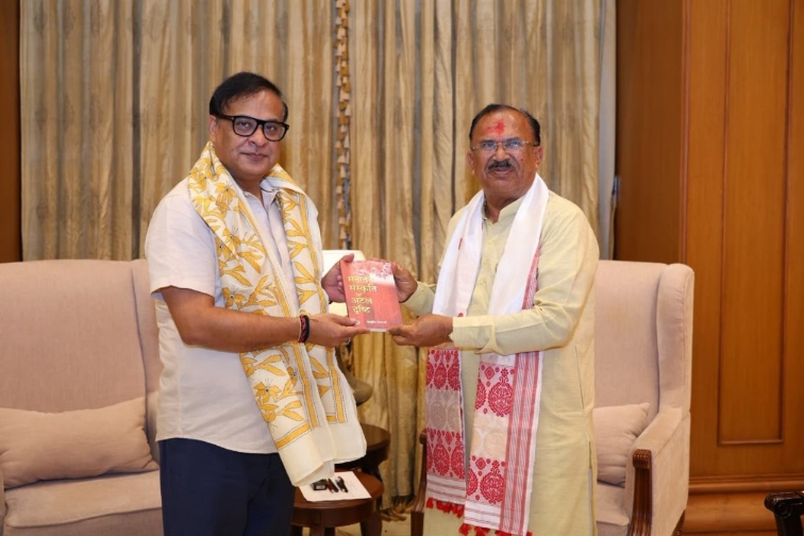स्पीकर देवनानी ने CM हिमंता बिस्वा सरमा को भेंट की खास किताब, फिर मां कामाख्या के दरबार में मांगी दुआ
