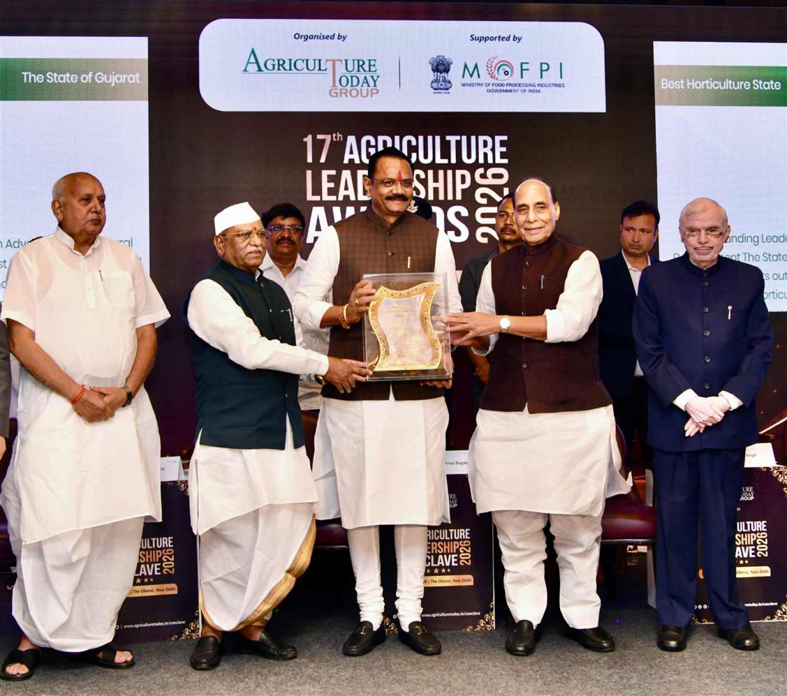 Natural Farming पर बड़ा संदेश: Agriculture Leadership Award में UP-Gujarat का जलवा, Rajnath Singh ने किया सम्मानित