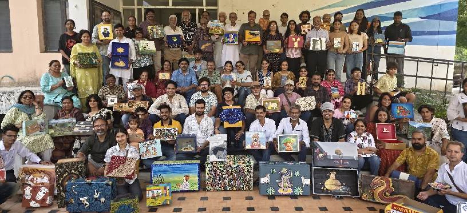 जब घर की पुरानी "संदूक" बन गई कैनवास — 100 चित्रकारों ने रंगों से लिखी विरासत की कहानी