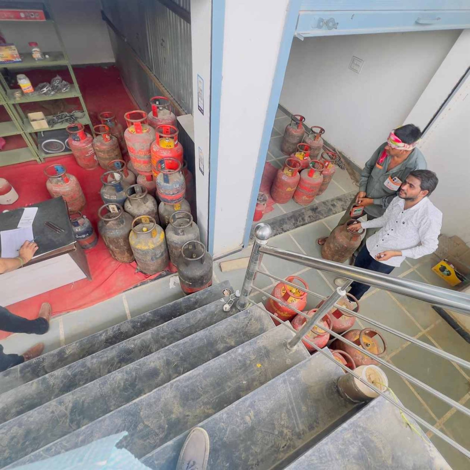 गैस सिलेंडरों की काली कमाई का भंडाफोड़! जयपुर में छापेमारी से मचा हड़कंप, 66 सिलेंडर जब्त