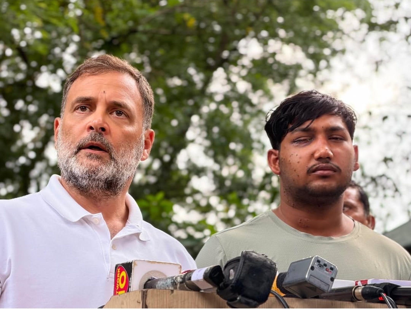 "हाथ में Tiranga, आंख की रोशनी गई... Rahul Gandhi ने मंच पर दिखाया घायल छात्र, Dharmendra Pradhan पर लगाए सबसे बड़े आरोप"