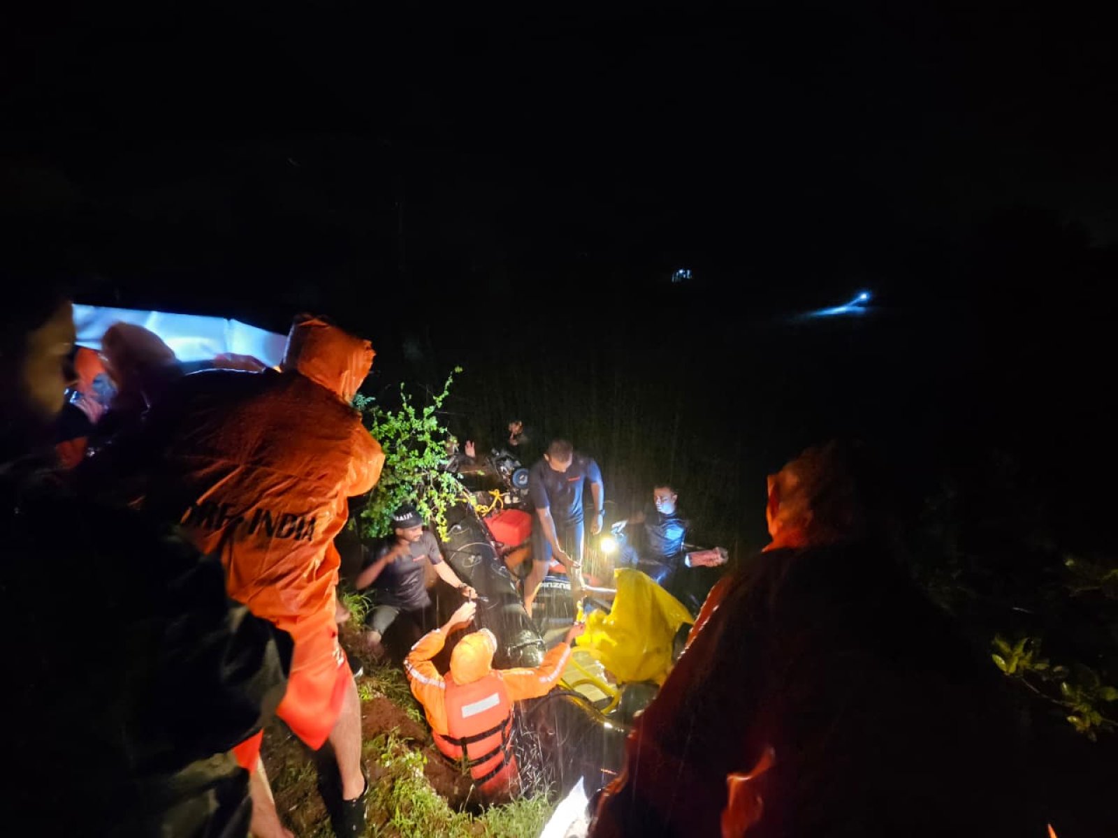बाढ़ के बीच मौत से जंग... ICG ने 170 लोगों को दिया नया जीवन, Helicopter Rescue ने बचाई Pregnant Woman की जान