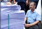 सड़क पर बैठे केजरीवाल! PM आवास तक मार्च रोका तो पुलिस वैन में भरवाईं 2.30 लाख याचिकाएं