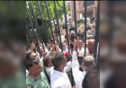 सत्र के पहले दिन ही सड़क पर उतरी Congress! बैरिकेड्स पर चढ़े विधायक, पुलिस से हुई धक्का-मुक्की