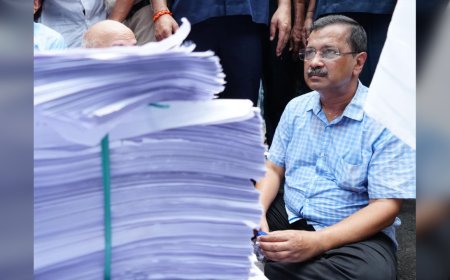 सड़क पर बैठे केजरीवाल! PM आवास तक मार्च रोका तो पुलिस वैन में भरवाईं 2.30 लाख याचिकाएं