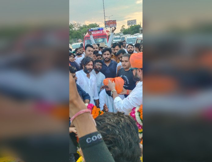 600 KM पैदल यात्रा कर जयपुर पहुंचे मकराना, उजागर सिंह डाबला ने फूलों से लाद दी गाड़ी! क्या मानेगी सरकार?