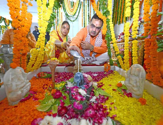 मुख्यमंत्री निवास पर गूंजे "ॐ नमः शिवाय" के मंत्र, भजनलाल शर्मा ने पत्नी संग की भोलेनाथ की विशेष पूजा