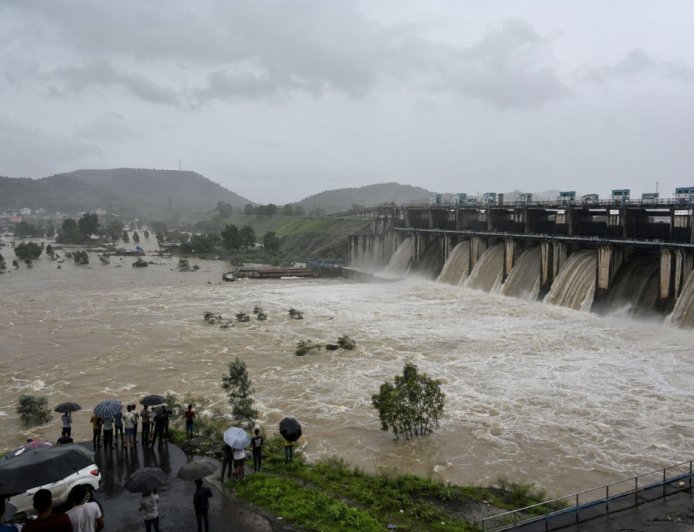 आफत की बारिश! 12 इंच पानी बरसा, कालीसिंध डैम के 13 गेट खोलने पड़े, स्कूल में फंसे 40 बच्चे