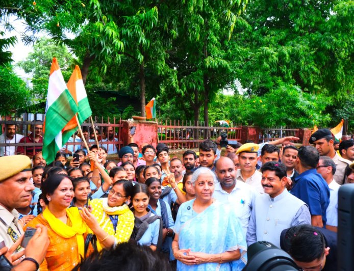 जयपुर की सड़कों पर उमड़ा देशभक्ति का सैलाब: सीतारमण-दिया कुमारी ने थामा तिरंगा, हजारों बच्चों संग गूंजा 'भारत माता की जय'