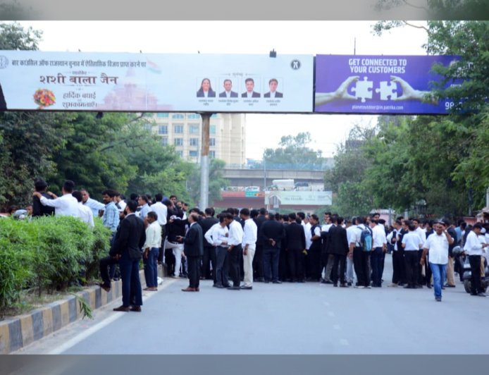 जयपुर में सड़क पर उतरे वकील! सेशन कोर्ट के बाहर घंटों जाम, SHO के सस्पेंशन की मांग पर अड़े सैकड़ों Advocates