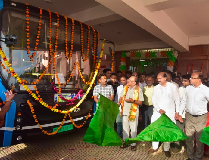 अजमेर की सड़कों पर दौड़ेंगी 100 E-Buses! पहले दिन उतरीं 5 बसें, CM ने वर्चुअली दिखाई हरी झंडी