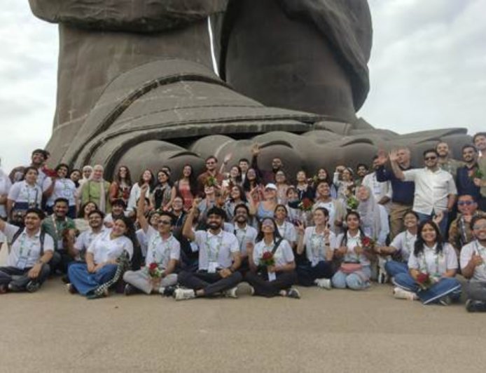 BRICS के युवा प्रतिनिधियों ने देखी दुनिया की सबसे ऊंची प्रतिमा! Statue of Unity के आगे नतमस्तक हुए विदेशी मेहमान
