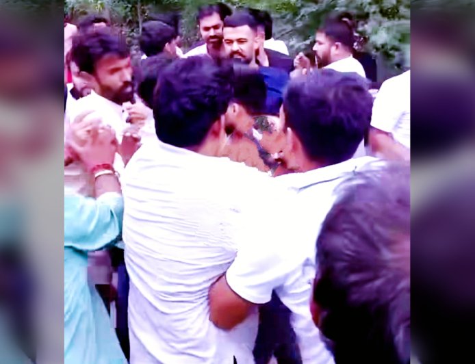बगरू के गांव में मचा बवाल! सरकारी स्कूल देखने पहुंची CJP टीम को ग्रामीणों ने खदेड़ा, पत्थरबाजी के आरोप