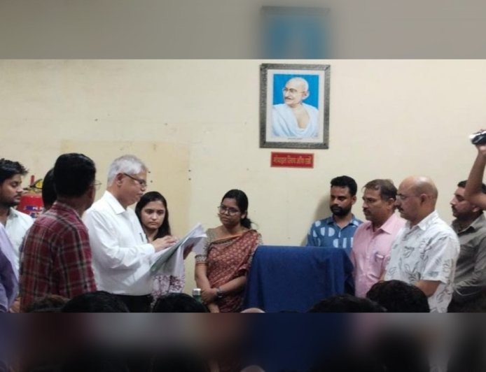 दौसा पहुंचे राज्य निर्वाचन आयुक्त, खुद संभाली कमान! नामांकन से लेकर मतगणना तक हर व्यवस्था की परखी नब्ज