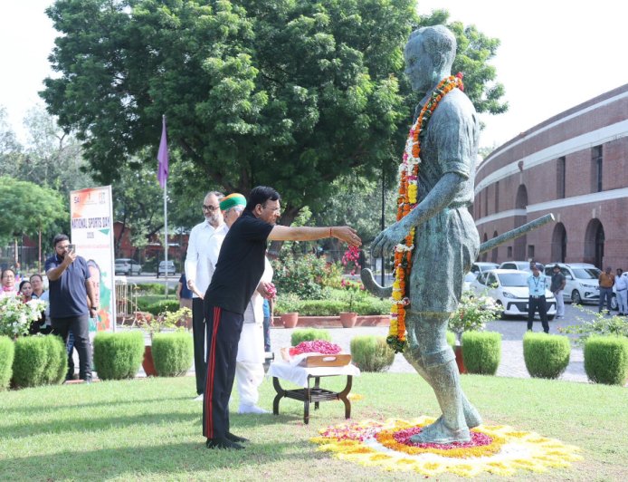 मंत्री खुद उतरे मैदान में! ध्यानचंद स्टेडियम में क्रिकेट खेलते नजर आए मांडविया, मीडिया इलेवन को दी शिकस्त