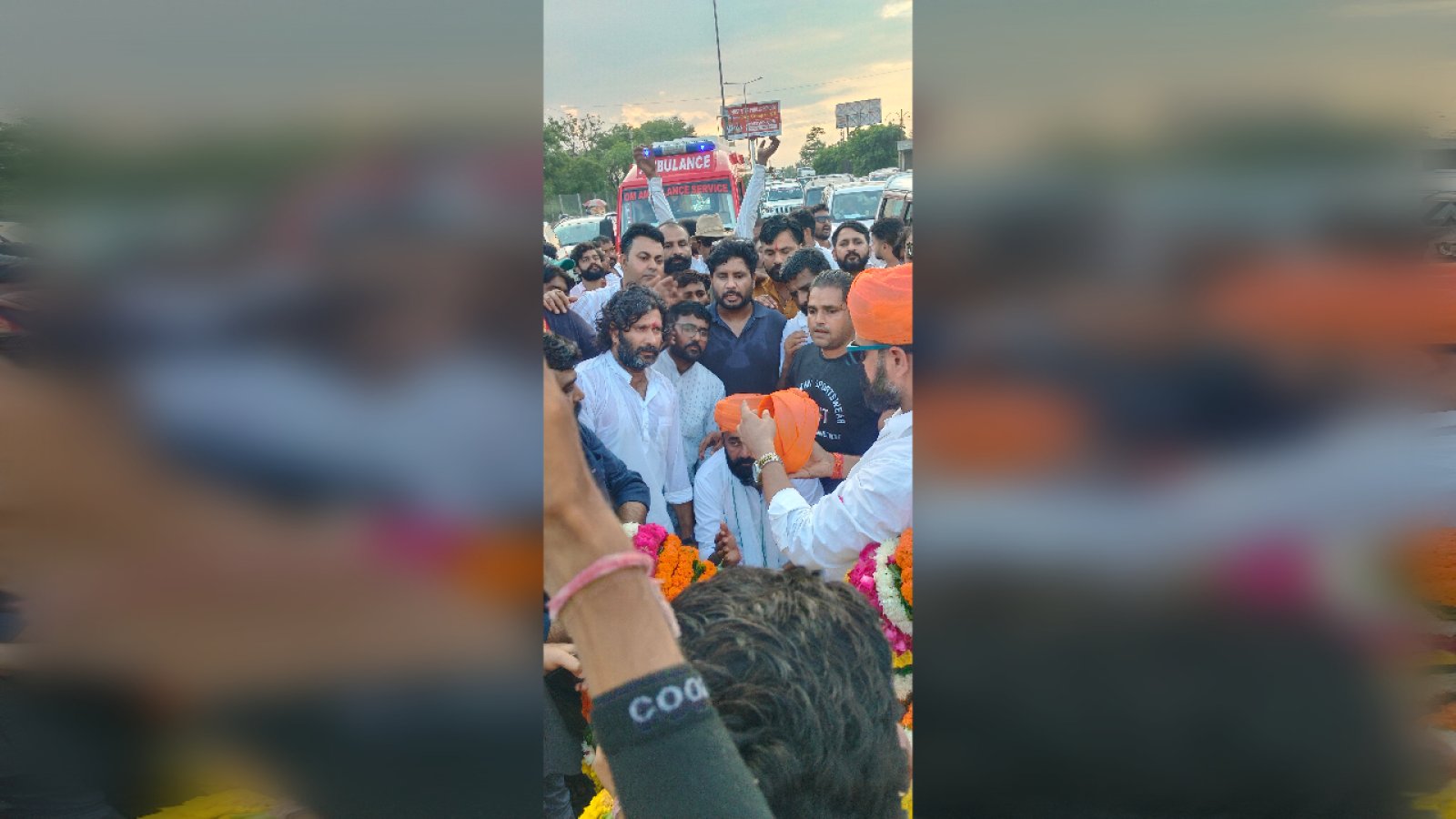 600 KM पैदल यात्रा कर जयपुर पहुंचे मकराना, उजागर सिंह डाबला ने फूलों से लाद दी गाड़ी! क्या मानेगी सरकार?