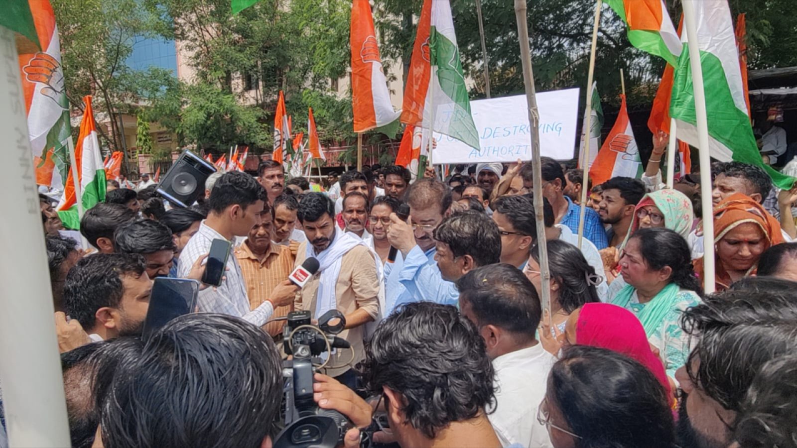 जेडीए कूच के दौरान पुलिस-कांग्रेस आमने-सामने! झोटवाड़ा की सड़कों पर उमड़ा जनसैलाब