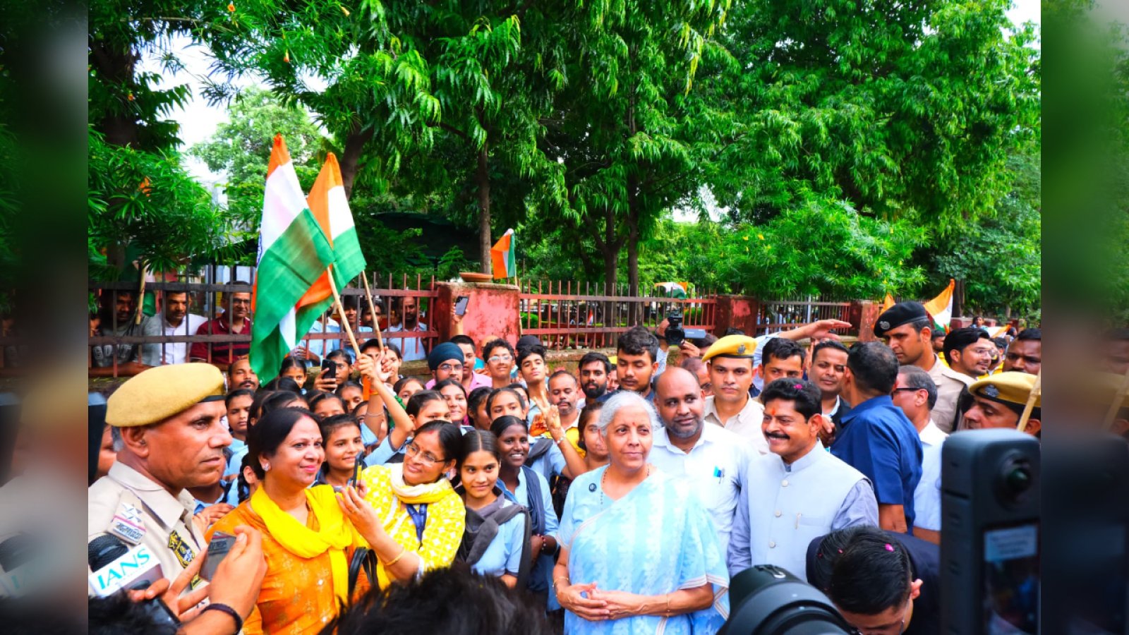 जयपुर की सड़कों पर उमड़ा देशभक्ति का सैलाब: सीतारमण-दिया कुमारी ने थामा तिरंगा, हजारों बच्चों संग गूंजा 'भारत माता की जय'