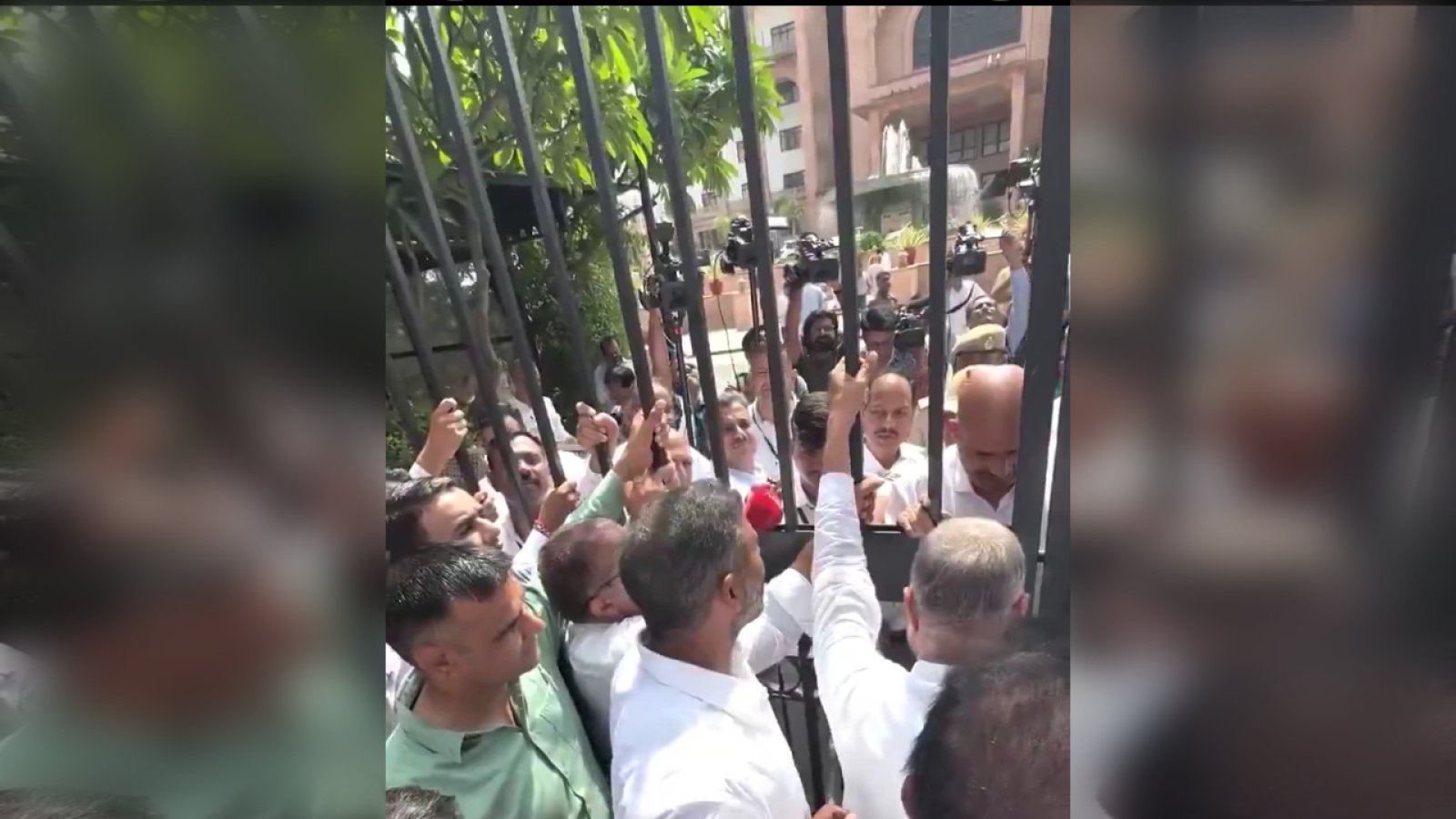 सत्र के पहले दिन ही सड़क पर उतरी Congress! बैरिकेड्स पर चढ़े विधायक, पुलिस से हुई धक्का-मुक्की