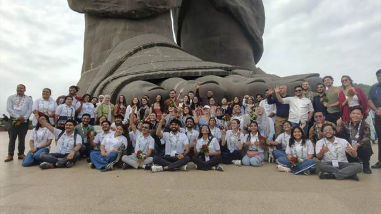 BRICS के युवा प्रतिनिधियों ने देखी दुनिया की सबसे ऊंची प्रतिमा! Statue of Unity के आगे नतमस्तक हुए विदेशी मेहमान