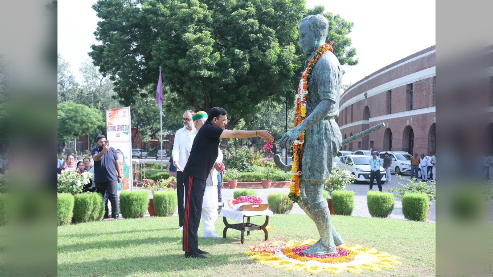 मंत्री खुद उतरे मैदान में! ध्यानचंद स्टेडियम में क्रिकेट खेलते नजर आए मांडविया, मीडिया इलेवन को दी शिकस्त