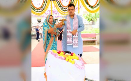 जन्माष्टमी पर CM भजनलाल का भक्ति भाव, श्रीनाथजी मंदिर में पत्नी संग की खास पूजा, गिरिराज जी का किया अभिषेक