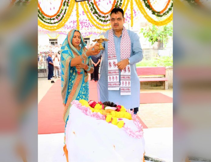 जन्माष्टमी पर CM भजनलाल का भक्ति भाव, श्रीनाथजी मंदिर में पत्नी संग की खास पूजा, गिरिराज जी का किया अभिषेक
