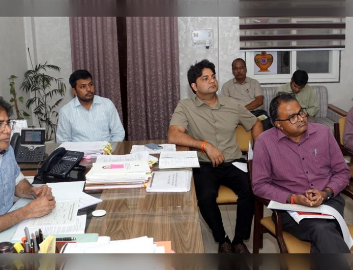 स्कूलों में लापरवाही अब नहीं चलेगी! जूनियर इंजीनियर सस्पेंड, ACS ने अफसरों को दी सख्त चेतावनी