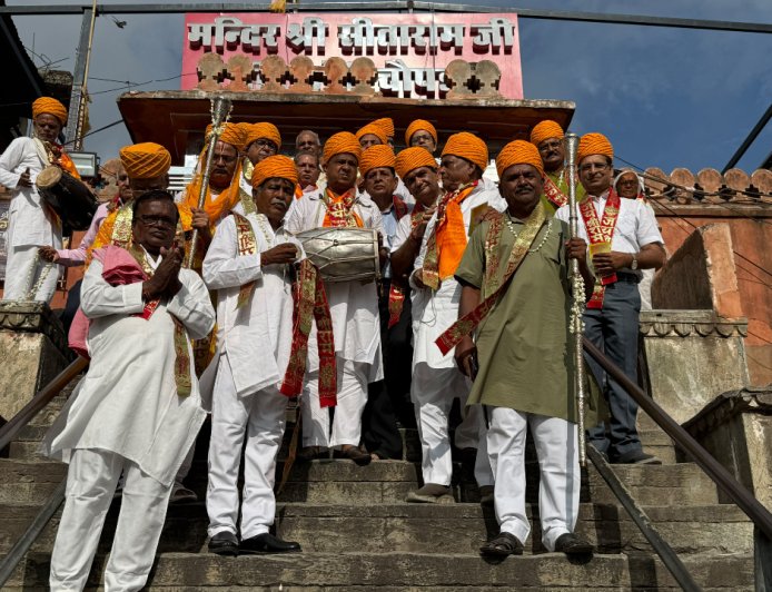 हाथी-घोड़े, पालकी और 1100 किलो फूलों का श्रृंगार! भक्तिमय हुई गुलाबी नगरी, गूंजे जयकारे