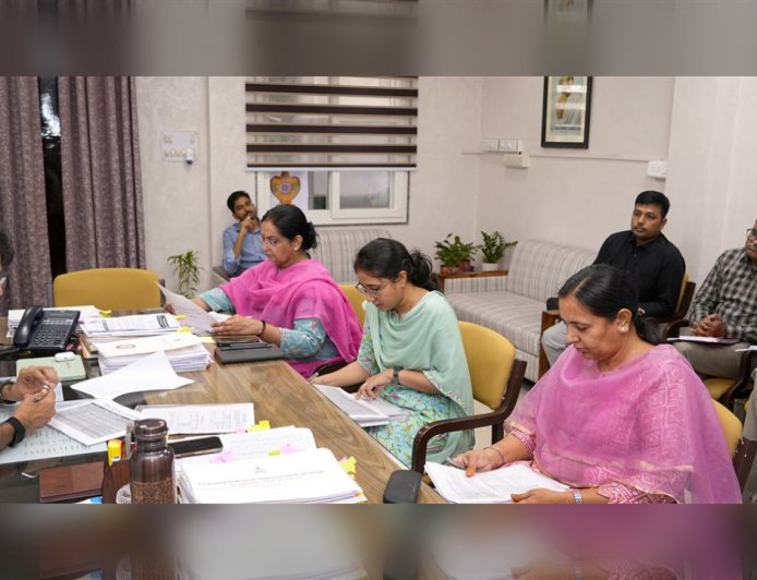 57 हजार बच्चों के भविष्य पर बड़ा फैसला! खाली पदों से लेकर वॉशिंग मशीन तक, हर बात पर हुई सख्ती से समीक्षा