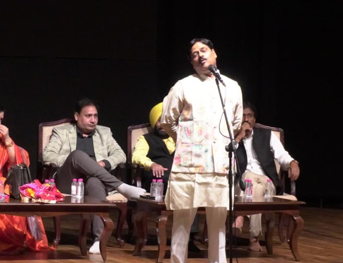 जयपुर के RIC में गूंजे ठहाके: कवियों ने रिश्तों और तकनीक पर कसा तंज, वीर रस से भरा जोश