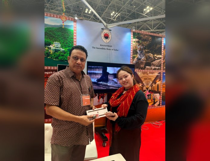 टोक्यो में छाया राजस्थान का रंग! बंधेज-लहरिया और ब्लू पॉटरी देख मंत्रमुग्ध हुए जापानी पर्यटक, पूछते रहे बारीकियां