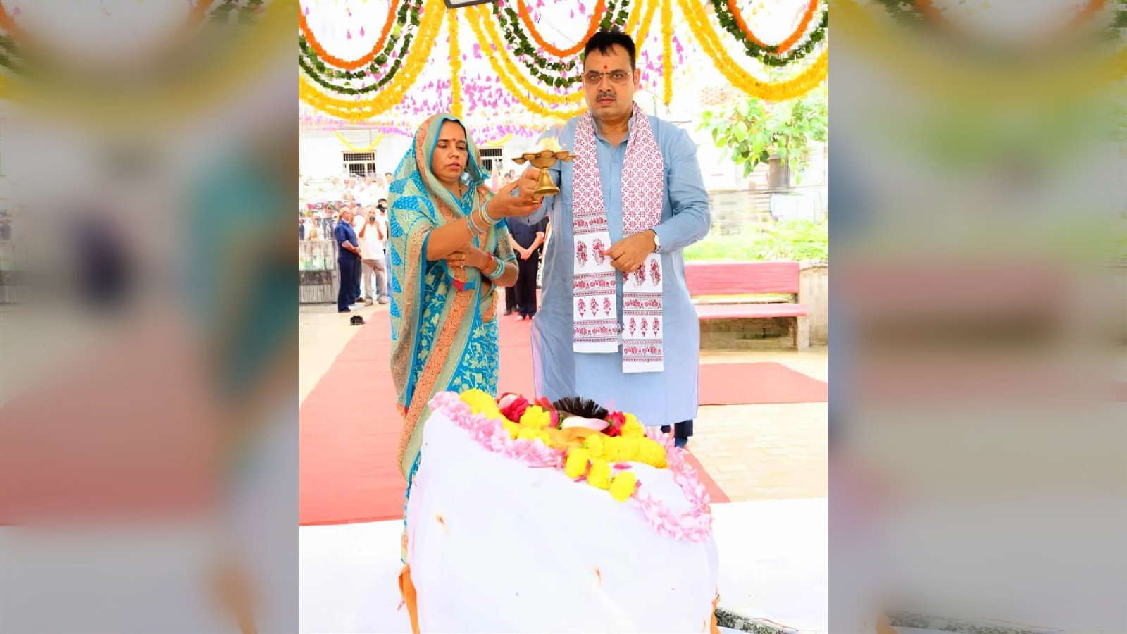 जन्माष्टमी पर CM भजनलाल का भक्ति भाव, श्रीनाथजी मंदिर में पत्नी संग की खास पूजा, गिरिराज जी का किया अभिषेक