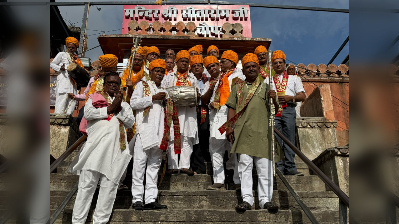 हाथी-घोड़े, पालकी और 1100 किलो फूलों का श्रृंगार! भक्तिमय हुई गुलाबी नगरी, गूंजे जयकारे