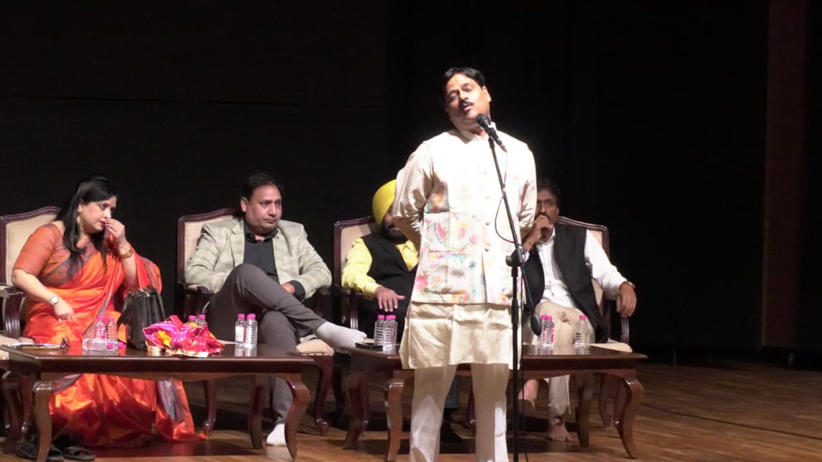 जयपुर के RIC में गूंजे ठहाके: कवियों ने रिश्तों और तकनीक पर कसा तंज, वीर रस से भरा जोश