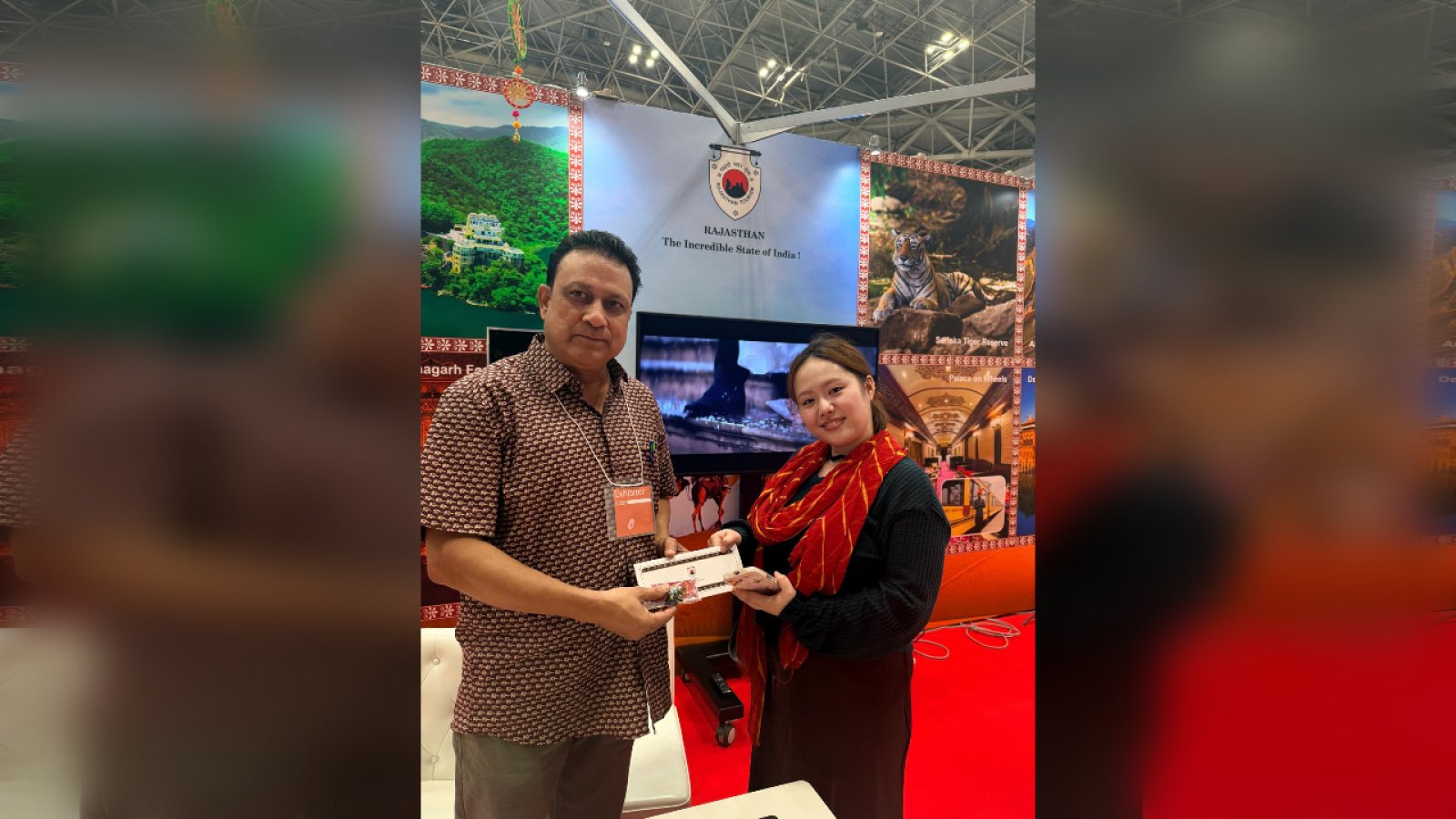 टोक्यो में छाया राजस्थान का रंग! बंधेज-लहरिया और ब्लू पॉटरी देख मंत्रमुग्ध हुए जापानी पर्यटक, पूछते रहे बारीकियां