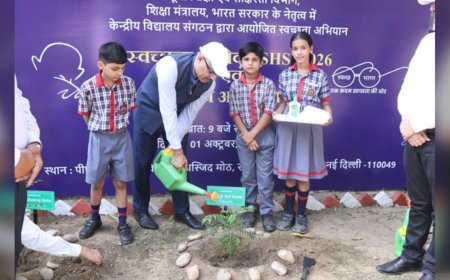 Swachhata Hi Seva 2026: शिक्षा सचिव ने स्कूल में उठाई झाड़ू, बच्चों के साथ लगाए पौधे और हल किया कचरा प्रबंधन का Quiz