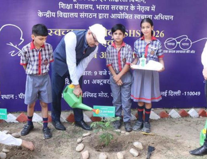 Swachhata Hi Seva 2026: शिक्षा सचिव ने स्कूल में उठाई झाड़ू, बच्चों के साथ लगाए पौधे और हल किया कचरा प्रबंधन का Quiz