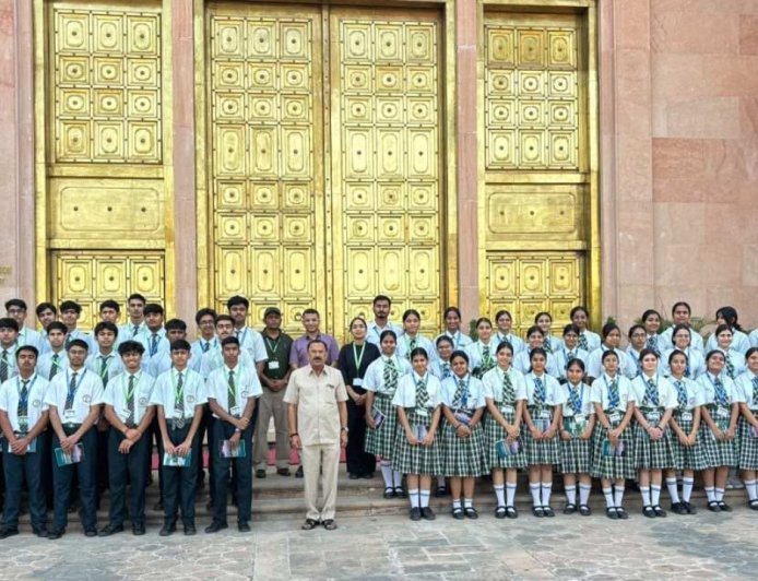 Vidhan Sabha Visit: अजमेर के 56 छात्रों से मिले Vasudev Devnani, बोले- ज्ञान को शक्ति और चरित्र को पहचान बनाएं