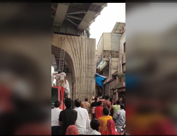 जयपुर के सोडाला चौराहे पर Metro Pillar पर चढ़ा युवक, Rescue Operation के बाद सुरक्षित उतारा गया